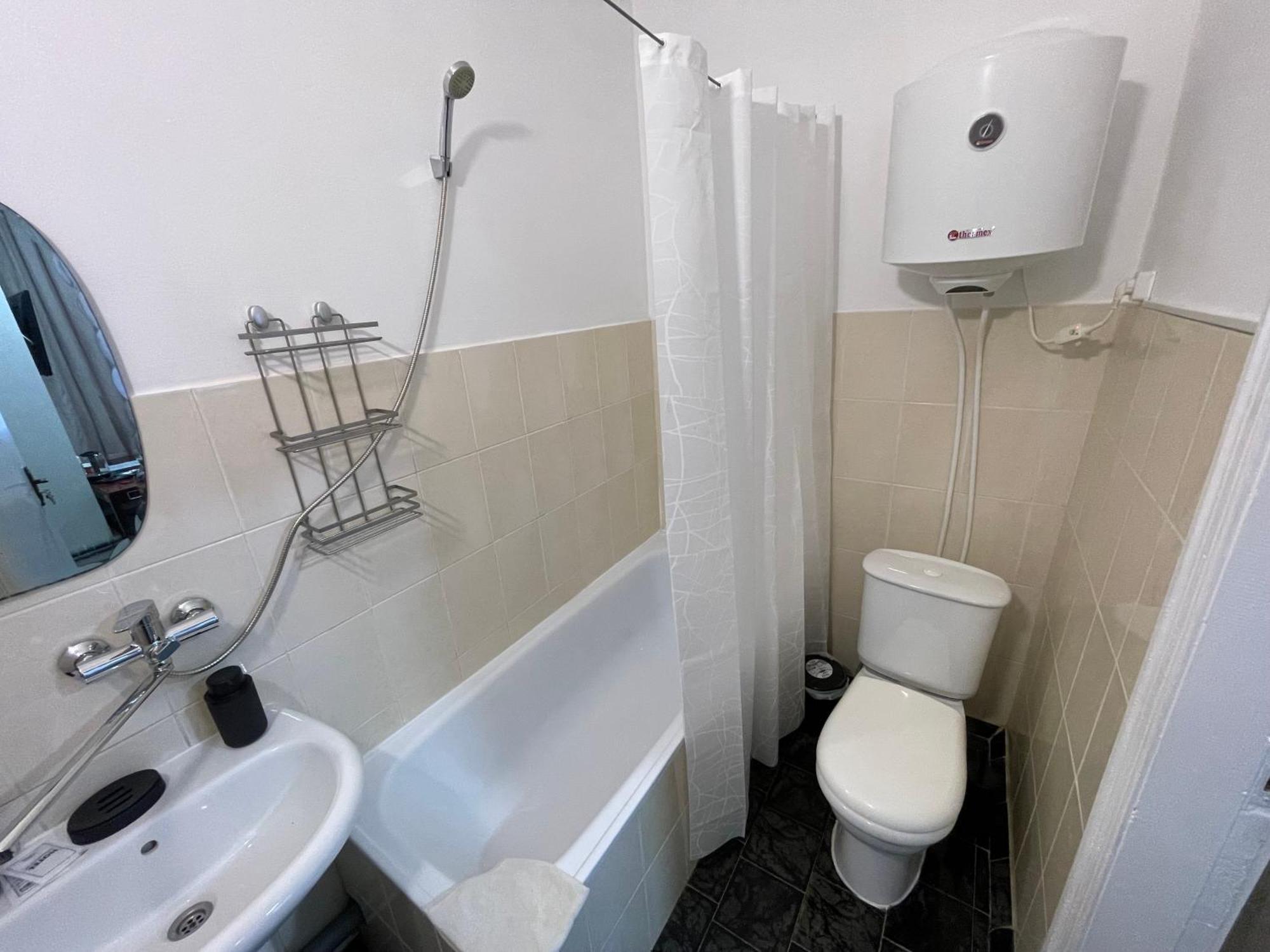 Medelean Hotel Comrat Luaran gambar