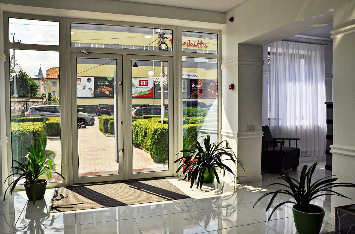 Medelean Hotel Comrat Luaran gambar
