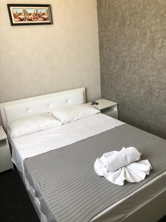 Medelean Hotel Comrat Luaran gambar